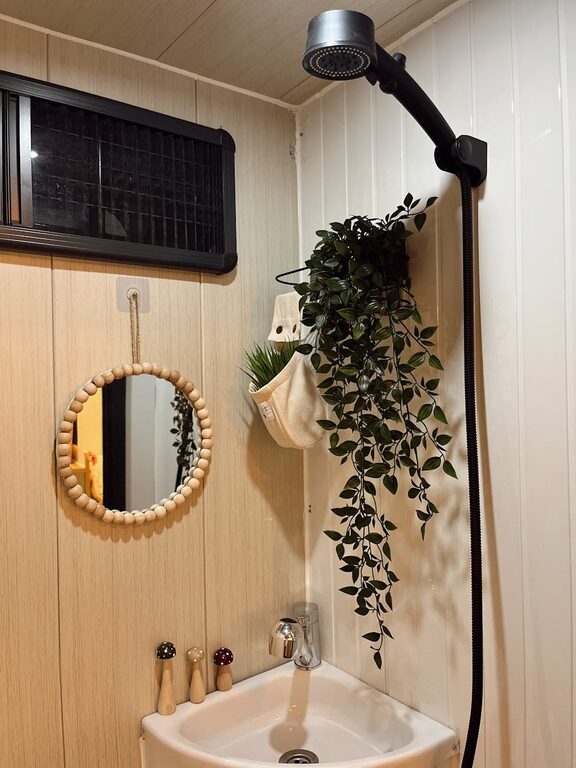 How to Create a Minimalist Bathroom Setup That Feels Spacious and Calm